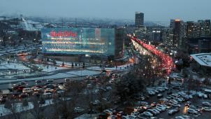 Un écran géant, dans le quartier des affaires d’Almaty, diffuse des messages électoraux.