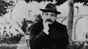 Proust en 1905 devant l’hôtel Splendide d’Evian. Ce fut le dernier séjour de l’auteur dans la station thermale.