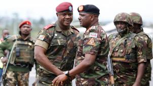 Prenant ses fonctions, Jeff Nyagah (à droite), le commandant de la force kényane dépêchée par la communauté est africaine, a déclaré qu’il empêcherait Goma de tomber.