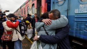 A la gare de Kherson, des familles se retrouvent après plusieurs mois de séparation.