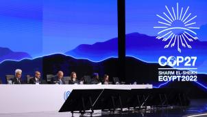 La session de clôture de la COP27 a entériné un résultat controversé, avec plus de trente heures de retard sur l’horaire imparti.