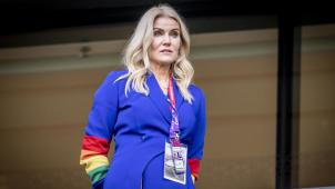 En arborant une robe aux manches arc-en-ciel, symbole de la communauté LGBTQ+, l’ex-première ministre danoise Helle Thorning-Schmidt s’est fait remarquer lors du match Danemark-Tunisie.