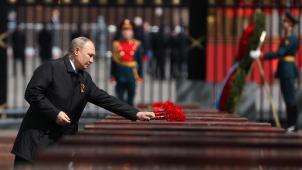 Vladimir Poutine dépose des fleurs sur une stèle dans le jardin Alexandre de Moscou, en mai 2022.
