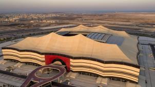 La construction de stades climatisés en plein désert (ici le stade al-Bayt, qui a accueilli le match d’ouverture de la Coupe du monde 2022 au Qatar) a suscité incompréhension et indignation en raison du réchauffement climatique.