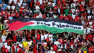 Un drapeau palestinien géant brandi par des supporters tunisiens à Doha durant un match: un spectacle quotidien au Qatar.