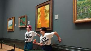 A la National Gallery de Londres, «Les Tournesols» de Van Gogh ont été apergés de soupe à la tomate par des activistes climatiques. Les Belges n’apprécient pas.