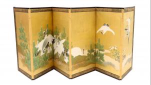 Paravent japonais à six panneaux au décor peint avec des grues. Estimation: 100-300€.
