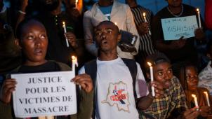 A Goma, des militants congolais assistent à une veillée à la mémoire des civils tués lors du massacre de Kishishe.