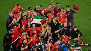 Après avoir éliminé les Espagnols, les joueurs marocains ont pris la pose autour d’un grand drapeau palestinien.