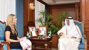 Eva Kaili en visite au Qatar, ici face au ministre du Travail de l’Emirat gazier le 1er novembre, est soupçonnée de corruption par ce même Etat.