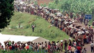 Frank De Coninck aborde longuement la question des réfugiés rwandais à partir de 1994: celle des Tutsis, mais aussi celle des Hutus (ici en 1996, dans le camp de transit de Mukungwa) entassés derrière les frontières des pays voisins.