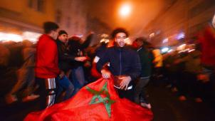 Des supporters du Maroc en liesse à Düsseldorf en Allemagne, après la victoire de leurs favoris contre le Portugal samedi soir.