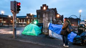 On estime qu’entre 2.000 et 3.000 demandeurs d’asile dorment dans les rues de Bruxelles actuellement, qui s’ajoutent au public «habituel» de la rue: les sans-abris, les sans-papiers, etc.