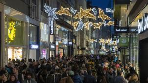 Malgré la crise du pouvoir d’achat, les consommateurs belges se pressent dans les artères commerçantes pour se fournir en cadeaux à glisser sous le sapin.