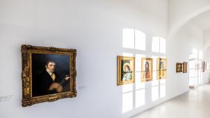 Dans le long couloir du premier étage, la galerie des portraits bénéficie directement de la lumière extérieure.