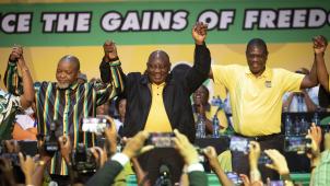 Le chef de l’Etat Cyril Ramaphosa (au centre) a remporté par 56% la présidence de l’ANC, son parti.