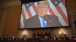 Le président Donald Trump visible sur un écran lors de la commission, le 19 décembre 2022.