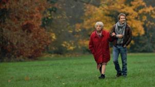 Romain (Mathieu Spinosi) part à la recherche de sa fugueuse grand-mère (Annie Cordy).
