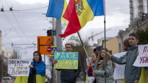Des réfugiés ukrainiens et des citoyens moldaves protestent contre la guerre en Ukraine à Chisinau.