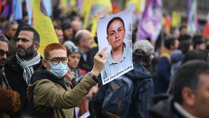 Trois personnes ont été tuées ce vendredi lors de l’attaque raciste: Mir Perwer, un chanteur kurde réfugié politique, Abdurrahman Kizil, ainsi que la responsable du Mouvement des femmes kurdes en France, Emine Kara.