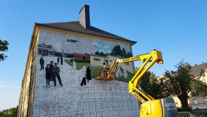 L’élaboration d’une fresque qui raconte l’histoire d’Esch-sur-Alzette a requis la collaboration de citoyens, historiens, artistes et autorités de la ville, explique l’enseignant Thomas Cauvin.
