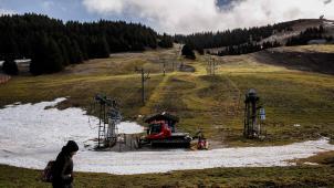 La douceur accompagnée de pluies ces derniers jours en montagne a fortement perturbé l’activité des stations de ski, particulièrement celles situées en basse montagne, entrainant la fermeture de la moitié des pistes en France.