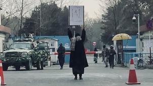 Une étudiante manifeste seule devant l’université de Kaboul gardée par des Talibans en ce dimanche, jour de Noël, contre l’interdiction des femmes à l’université.
