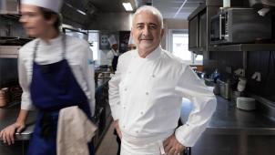 French chef Guy Savoy (C) poses during a photo session in his restaurant in Paris on November 29, 2022. (Photo by JOEL SAGET / AFP)