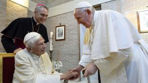 Homme de lettres, théologien hors pair, viscéralement timide et préférant la solitude de la prière aux bains de foule, Benoît XVI représente la parfaite antithèse de son exubérant successeur argentin.