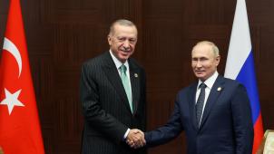 Erdogan l’appelait de ses voeux depuis l’été et Poutine la soutient largement: la première rencontre officielle entre Ankara et Damas depuis le début de la guerre en Syrie en 2011 a lieu à Moscou.