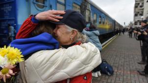 Fin novembre, une grand mère et sa petite fille s’embrassent à la gare de Kherson, libérée des forces russes.