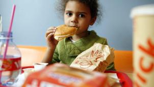 Dès le 1er janvier 2023, les fast-foods français devront servir leurs repas dans des assiettes réutilisables. Une révolution qui devrait s’exporter en Belgique.