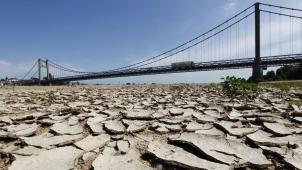 A Ancenis, en France, le pont Anjou-Bretagne surplombait cet été de la terre desséchée.