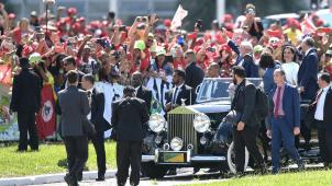 Malgré les menaces, le couple présidentiel a tenu à défiler dans la Rolls Royce décapotable, utilisée traditionnellement pour ces cérémonies depuis 1953 et non dans une voiture blindée comme les forces de police l’avaient au départ demandé.
