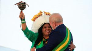 Pour la première fois, une personnalité indigène, Sonia Guajajara, a été nommée ministre. Pour défendre les droits des peuples autochtones.