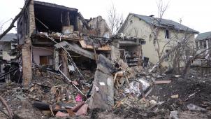 Dans cette petite allée parallèle à la rue centrale d’Osokorki, un missile neutralisé s’est abattu sur la maison d’Alexander, 53 ans. Selon l’Etat-major de l’armée, 69 missiles de croisière ont été tirés ce 29 décembre en direction de l’Ukraine, 54 projectiles interceptés, dont 16 sur le territoire de Kiev.