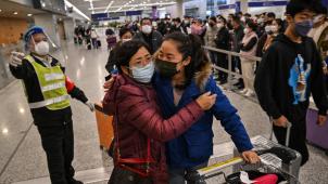 La Chine a rouvert ses frontières ce 8 janvier. Les passagers pouvant enfin rentrer en Chine ont goûté à la joie des retrouvailles. Mais le covid risque aussi de se répandre dans tout le pays autour des festivités du Nouvel An.