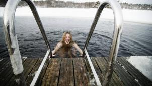 Dans les pays nordiques, la baignade en eau glacée est couramment pratiquée.