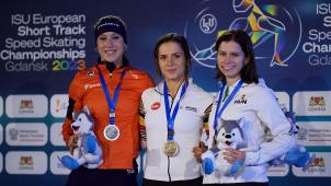 Hanne Desmet (au centre), première Belge de l’histoire à être médaillée d’or à un Euro de short-track.