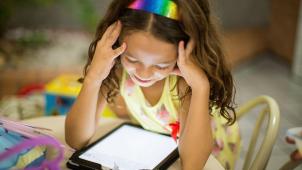«Aujourd’hui, ce n’est plus possible d’interdire les écrans aux enfants», souligne la psychologue Jennifer Foucart. «Diaboliser les écrans, ce n’est pas une bonne idée, il faut juste limiter le temps en fonction de l’âge des enfants.»