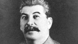 Joseph Staline souffrait d’artériosclérose. Il avait subi plusieurs attaques cardiaques. Il était âgé de 74 ans lorsqu’il est décédé de mort naturelle.