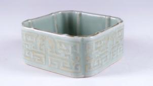 A la Galerie moderne,  un lave-pinceaux à la marque sigillaire de Daoguang, en porcelaine à glaçure céladon rehaussée d’or.  Estimation 2.500-3.500 €.