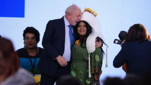 Un moment fort, riche de symboles positifs: Lula avec Sonia Guajajara, première indigène nommée ministre de l’histoire du Brésil.