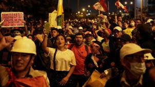 Des manifestants protestent contre l’éviction du président péruvien Pedro Castillo.