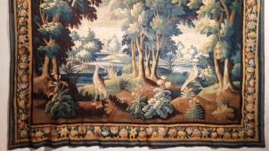 «La Verdure aux échassiers et à l’oiseau» (Aubusson), tapisserie estimée 3.500 - 5.000€. Chez Legia.