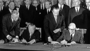 Le 22 janvier 1963, le président français Charles De Gaulle et le chancelier allemand Konrad Adenauer signent le traité de coopération franco-allemand.
