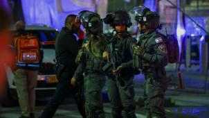 Des policiers israéliens veillent sur les lieux de l’attaque.