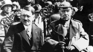 Sous la pression des milieux financiers et industriels, qui voulaient le convaincre que seul Hitler était capable de détourner les masses du bolchevisme et d’éviter une révolution en Allemagne, le vieux maréchal von Hindenburg (85ans) accepta l’idée de nommer Hitler chancelier.