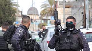 Des policiers israéliens patrouillent à Silwan, un quartier palestinien de Jérusalem où un attentat a blessé deux Israéliens samedi.