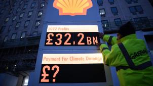 Des militants de Greenpeace ont manifesté jeudi devant le siège du groupe Shell à Londres.